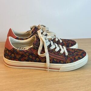 Taos Z Soul Model Floral Canvas Woman’s 8.5